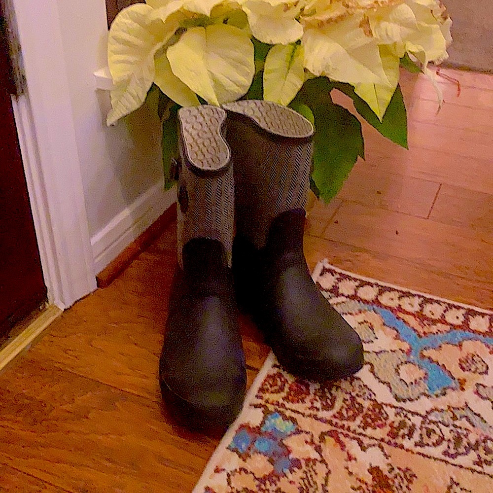 Chooka rain boots in black white size 8